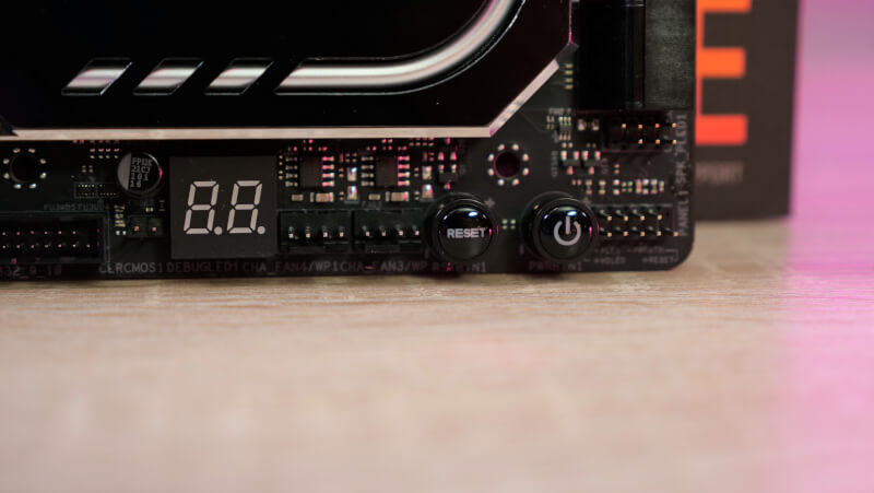 ASRock X670E TaiChi Bundkort on board knapper.JPG